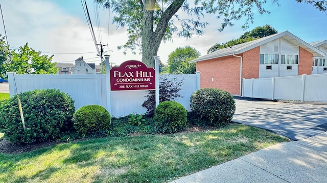 view of community / neighborhood sign