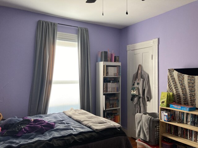 bedroom with ceiling fan