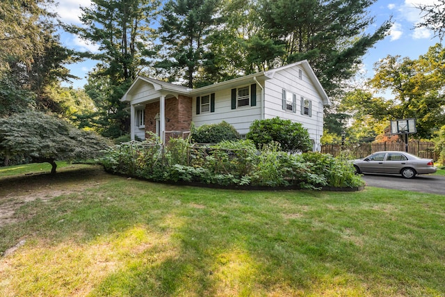 view of front facade with a front lawn