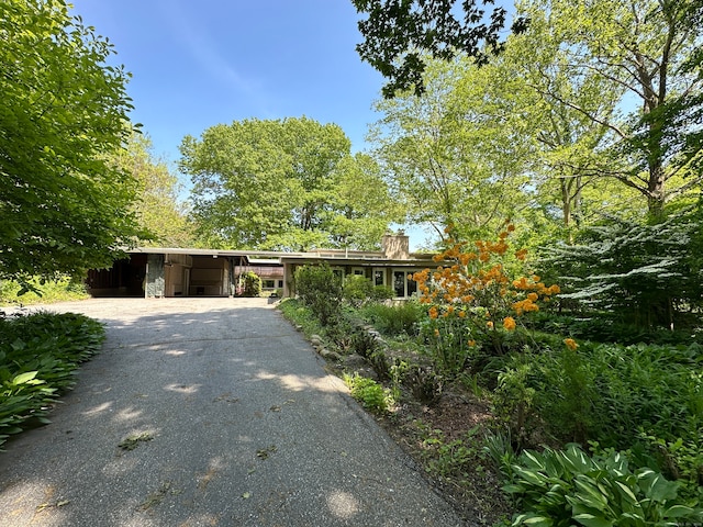 view of front facade featuring a carport