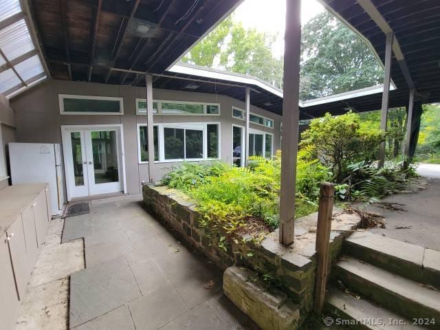 sunroom / solarium with vaulted ceiling