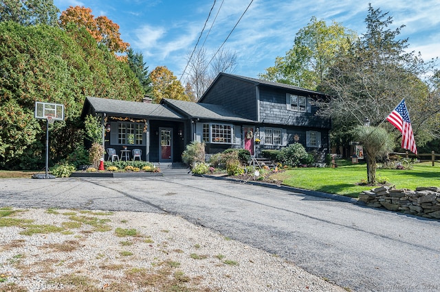 front facade featuring a front lawn