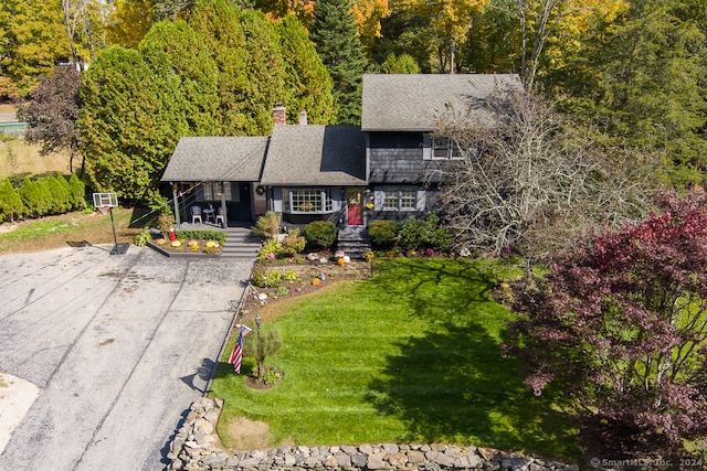 view of front of property with a front lawn