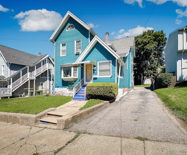 view of front of house featuring a front lawn