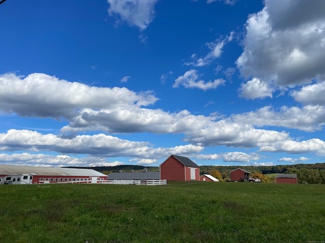 view of yard with an outbuilding