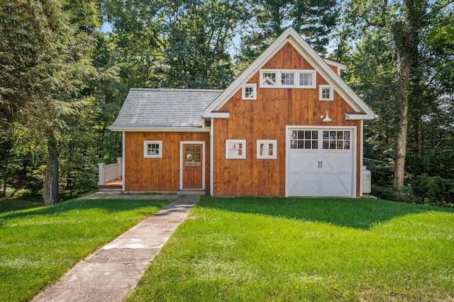 view of front of house featuring a front lawn and a garage