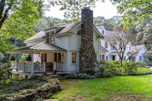 view of front of home featuring a front lawn