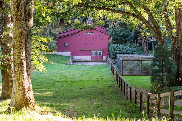 view of yard with an outdoor structure