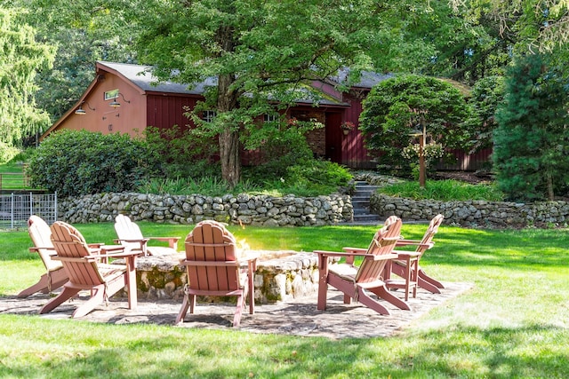 view of yard featuring an outdoor fire pit