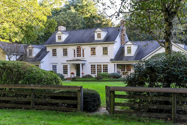 view of front facade featuring a front yard