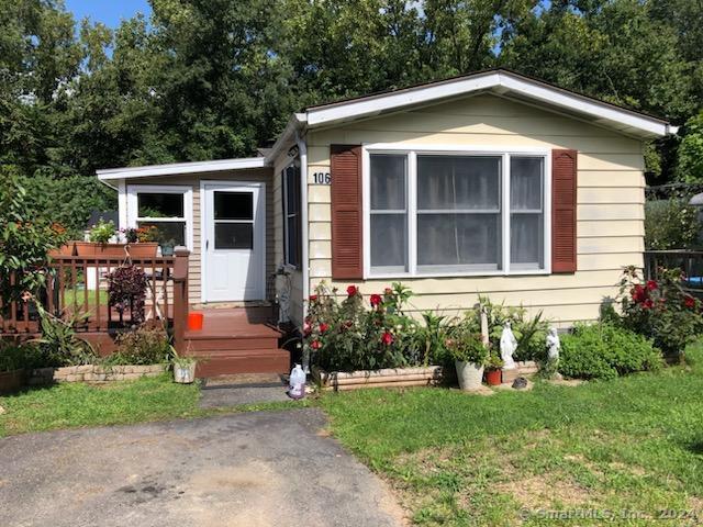 view of front of house with a front yard