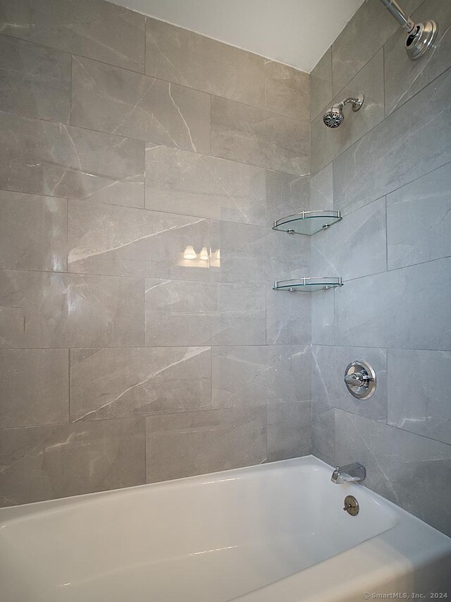 bathroom featuring tiled shower / bath