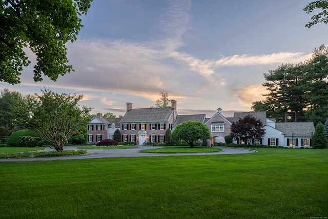 view of front of house featuring a yard