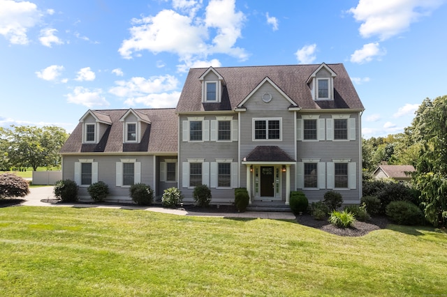 view of front of property featuring a front lawn