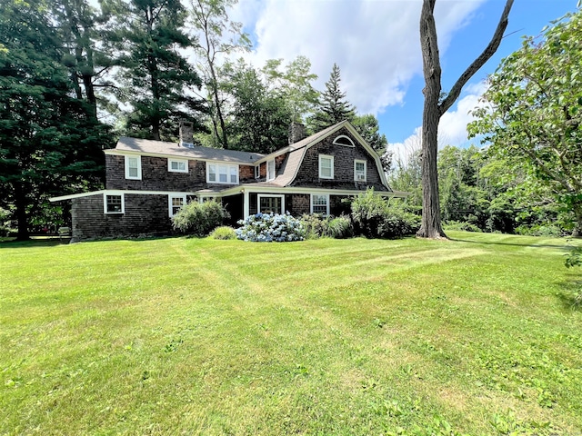 view of front of home featuring a front yard