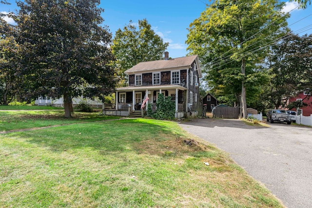 view of front facade featuring covered porch and a front yard