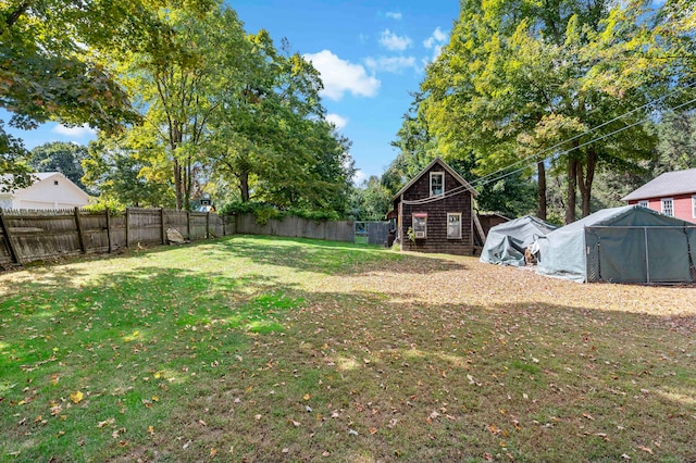 view of yard featuring an outdoor structure