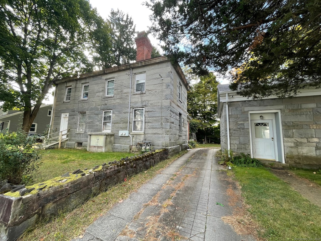 view of side of property featuring a lawn