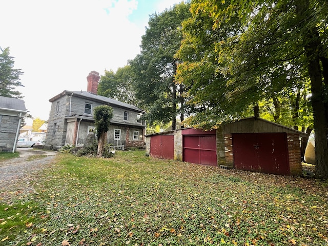 view of yard with a storage shed