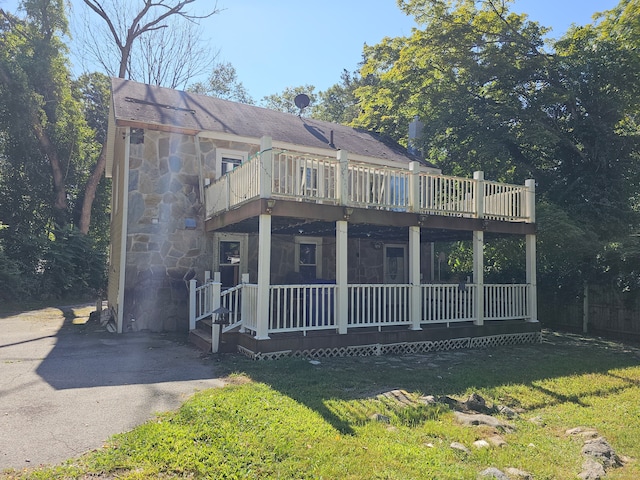 view of front of house featuring a front yard