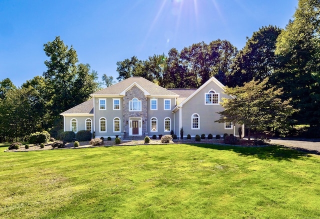 view of front of property featuring a front lawn