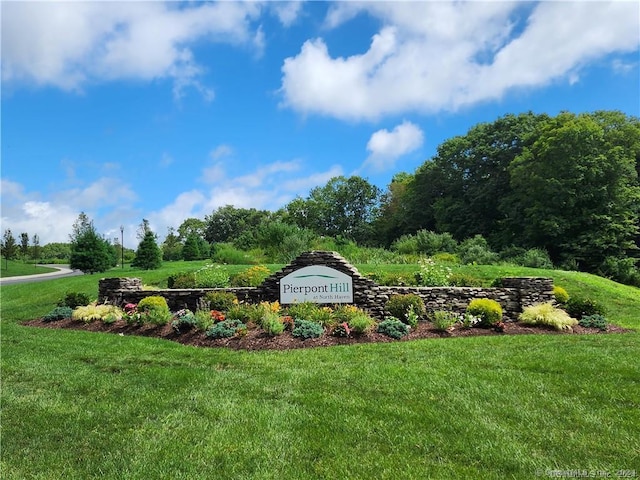 community / neighborhood sign featuring a lawn