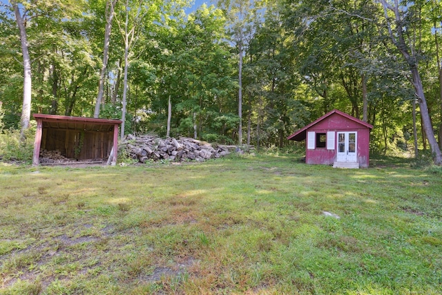 view of yard featuring a carport and a storage shed