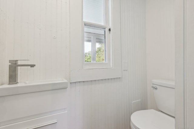 bathroom featuring toilet and sink