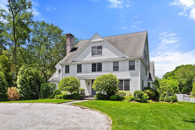 view of front facade with a front yard