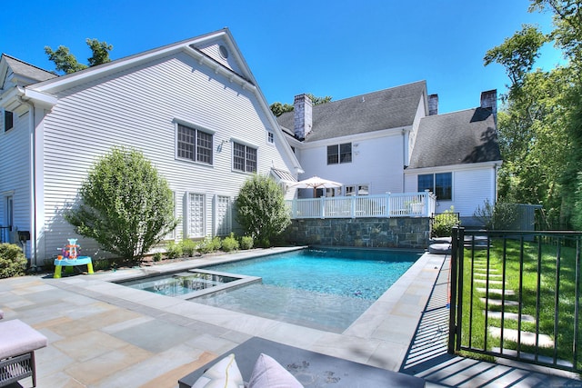 view of pool featuring an in ground hot tub