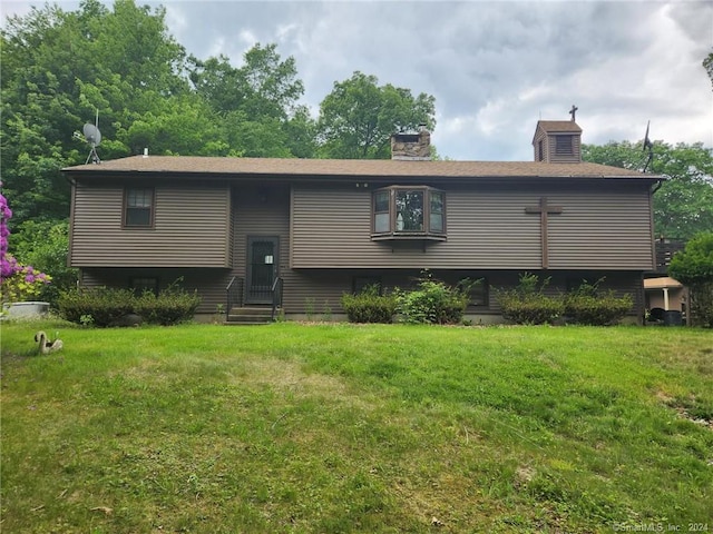 view of front facade featuring a front yard