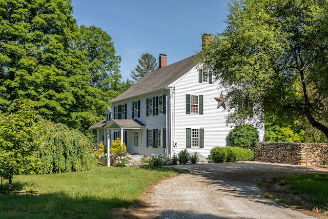 colonial inspired home featuring a front yard