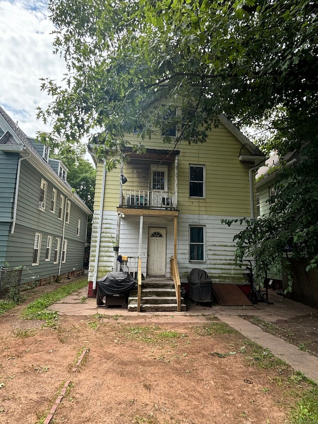 view of front of property featuring a balcony