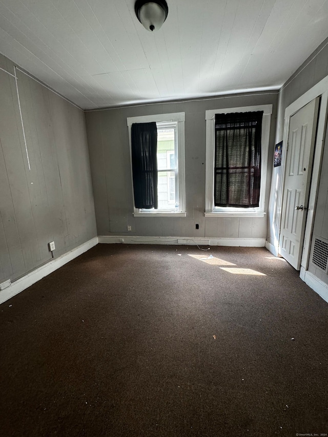 empty room featuring carpet floors