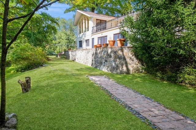 view of yard with a balcony