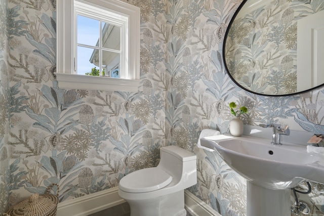 bathroom featuring toilet and sink