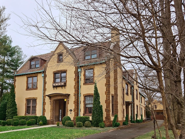 view of front facade with a garage and a front lawn