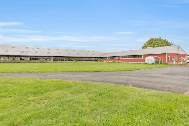 view of yard featuring an outdoor structure