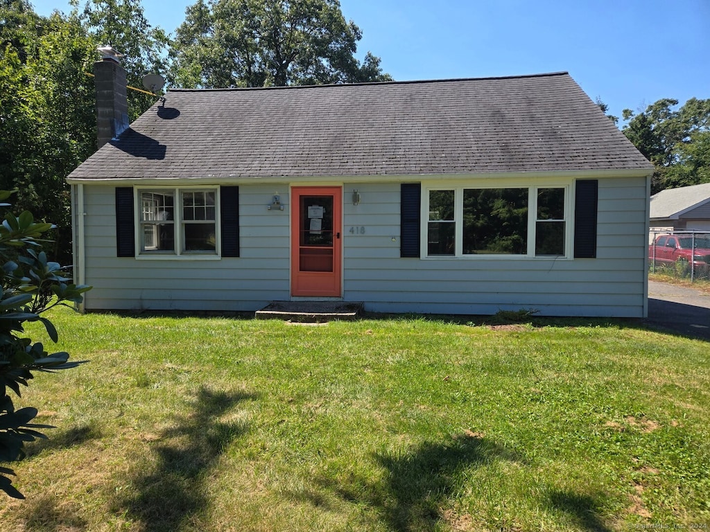 view of front of home featuring a front yard