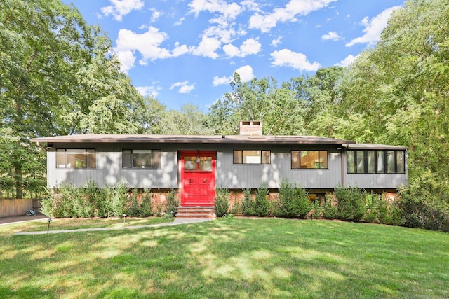 view of front of property featuring a front lawn