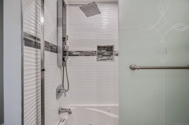 bathroom featuring tiled shower / bath