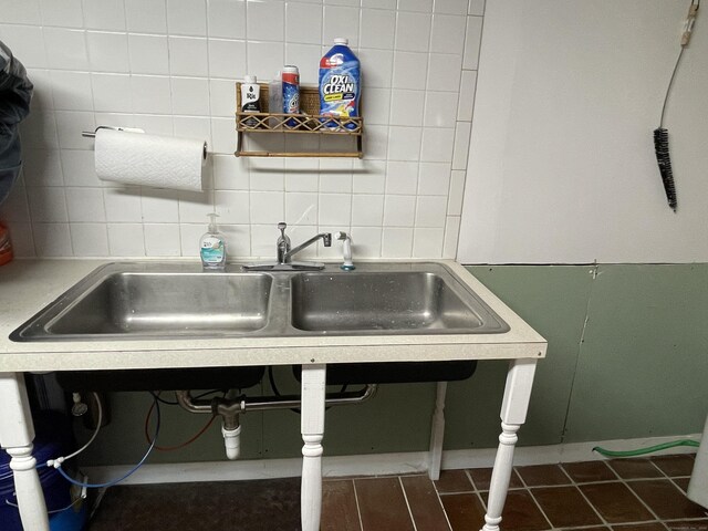 kitchen featuring sink and decorative backsplash