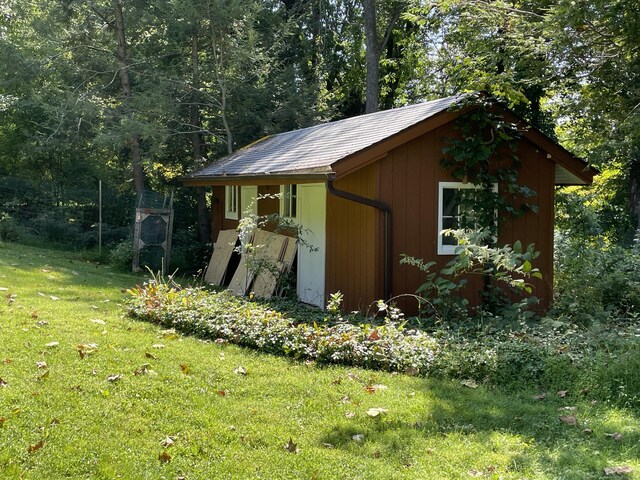 view of outdoor structure featuring a yard