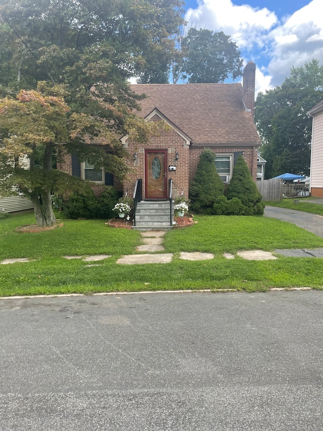 view of front facade featuring a front yard