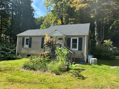 view of front of house featuring a front yard