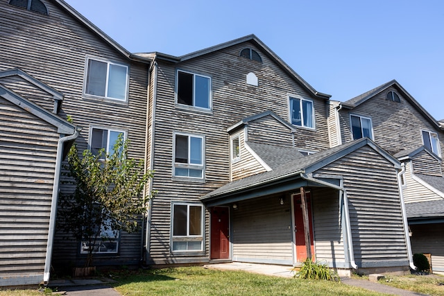 townhome / multi-family property featuring a front yard