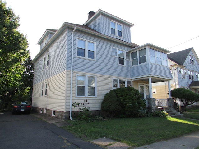 view of front facade with a front yard