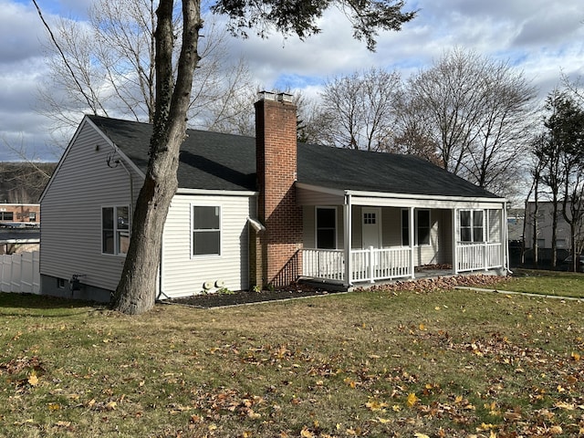 view of front of home featuring a porch and a front lawn