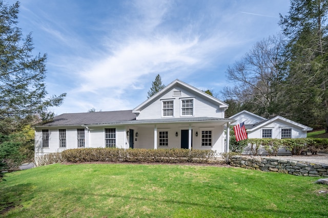 view of front of property featuring a front lawn