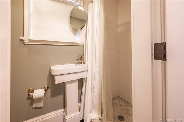 bathroom with curtained shower